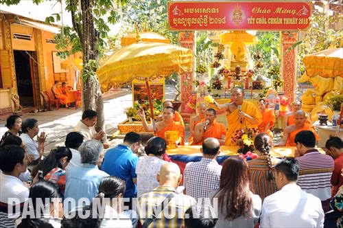 Nghi thức đón chư thiên mừng năm mới tại chùa Chantarăngsây (Thành phố Hồ Chí Minh). Ảnh: An Hiếu