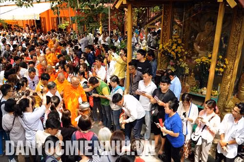 Lễ đặt bát hội với sự tham của hơn 150 vị sư và hàng ngàn phật tử Khmer tại chùa Chantarăngsây (Thành phố Hồ Chí Minh)