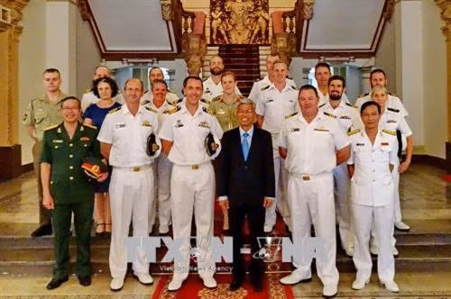 Đoàn sỹ quan chỉ huy 3 tàu Hải quân Hoàng Gia Australia gồm HMAS ANZAC, HMAS TOOWOOMBA và HMAS SUCCESS đến thăm, chào xã giao và chụp ảnh lưu niệm với đại diện lãnh đạo UBND Thành phố Hồ Chí Minh. Ảnh: Thế Anh-TTXVN