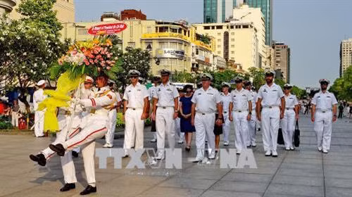 Chỉ huy 3 tàu Hải quân Hoàng Gia Australia gồm HMAS ANZAC, HMAS TOOWOOMBA và HMAS SUCCESS cùng thủy thủ đoàn đến dâng hoa trước Tượng đài Chủ tịch Hồ Chí Minh. Ảnh: Thế Anh-TTXVN