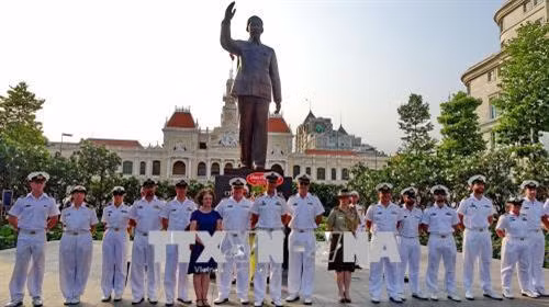 Chỉ huy 3 tàu Hải quân Hoàng Gia Australia gồm HMAS ANZAC, HMAS TOOWOOMBA và HMAS SUCCESS cùng thủy thủ đoàn chụp ảnh lưu nhiệm trước Tượng đài Chủ tịch Hồ Chí Minh. Ảnh: Thế Anh-TTXVN