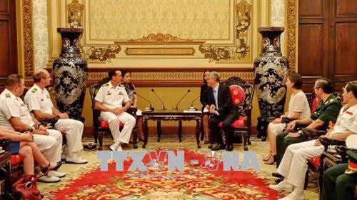 Chỉ huy 3 tàu Hải quân Hoàng Gia Australia gồm HMAS ANZAC, HMAS TOOWOOMBA và HMAS SUCCESS cùng thủy thủ đoàn đến thăm và chào xã giao đến lãnh đạo UBND Thành phố Hồ Chí Minh. Ảnh: Thế Anh-TTXVN