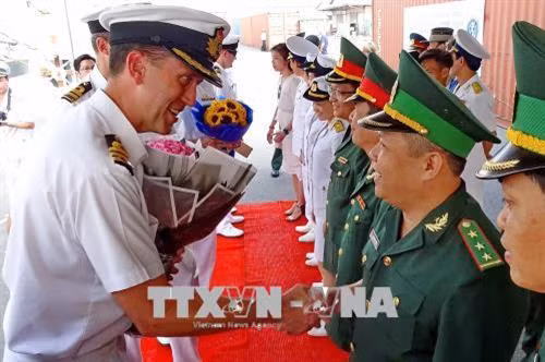 Chỉ huy tàu HMAS ANZAC, Trung tá Michael Devine, Tư lệnh đội tàu Hải quân Hoàng Gia Australia hoạt động tại khu vực Đông Nam Á của Hải quân Hoàng Gia Australia cùng sỹ quan, thủy thủ của 3 tàu chào xã giao các đại diện Quân chủng Hải quân Việt Nam, Bộ Tư lệnh Quân khu 7 và Bộ đội Biên phòng Thành phố Hồ Chí Minh. Ảnh: Thế Anh-TTXVN