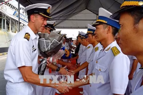 Chỉ huy tàu HMAS ANZAC, Trung tá Michael Devine, Tư lệnh đội tàu Hải quân Hoàng Gia Australia hoạt động tại khu vực Đông Nam Á của Hải quân Hoàng Gia Australia cùng sỹ quan, thủy thủ của 3 tàu chào xã giao các đại diện Quân chủng Hải quân Việt Nam, Bộ Tư lệnh Quân khu 7 và Bộ đội Biên phòng Thành phố Hồ Chí Minh. Ảnh: Thế Anh-TTXVN