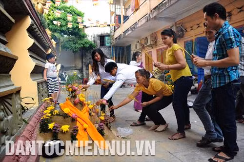 Đắp núi cát - nghi thức quan trọng trong Tết cổ truyền của đồng bào Khmer Nam bộ với sở nguyện cầu bình an, giải hạn, cầu siêu cho vong linh những người đã khuất... Ảnh: An Hiếu - Sơn Hên