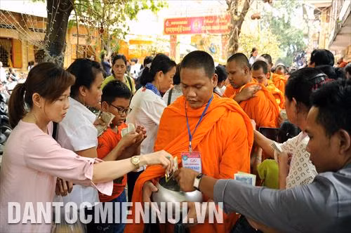 Lễ đặt bát hội với sự tham của hơn 150 vị sư và hàng ngàn phật tử Khmer tại chùa Chantarăngsây (Thành phố Hồ Chí Minh)