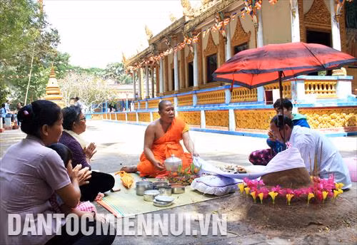 Đắp núi cát - nghi thức quan trọng trong Tết cổ truyền của đồng bào Khmer Nam bộ với sở nguyện cầu bình an, giải hạn, cầu siêu cho vong linh những người đã khuất... Ảnh: An Hiếu - Sơn Hên