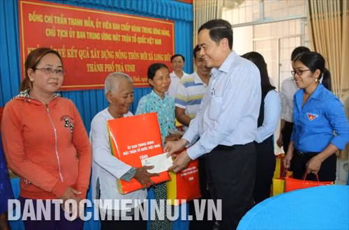 Chủ tịch Uỷ ban Trung ương MTTQ Việt Nam Trần Thanh Mẫn tặng quà cho hộ nghèo ở xã Long Đức (Trà Vinh). Ảnh: Thanh Hoà