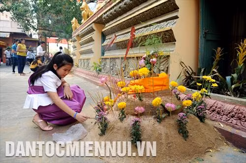 Đắp núi cát - nghi thức quan trọng trong Tết cổ truyền của đồng bào Khmer Nam bộ với sở nguyện cầu bình an, giải hạn, cầu siêu cho vong linh những người đã khuất... Ảnh: An Hiếu - Sơn Hên