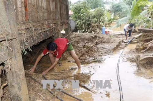 Người dân bản Mười, xã Sơn Lương, huyện Văn Chấn khắc phục hậu quả sau mưa lũ. Ảnh: Việt Dũng - TTXVN