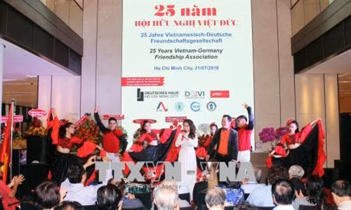 Chương trình văn nghệ tại buổi lễ. Ảnh: Xuân Khu-TTXVN