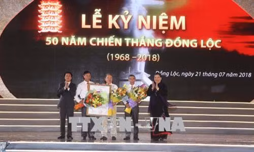 Đồng chí Tòng Thị Phóng, Uỷ viên Bộ Chính trị, Phó Chủ tịch Thường trực Quốc hội trao Nghị Quyết của Uỷ ban Thường vụ Quốc hội công nhận Thị trấn Đồng Lộc. Ảnh: Thống Nhất - TTXVN
