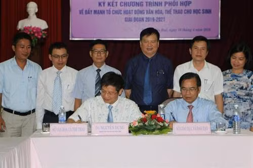 Lãnh đạo hai đơn vị ký kết chương trình phối hợp. Ảnh: sovhtt.thuathienhue.gov.vn