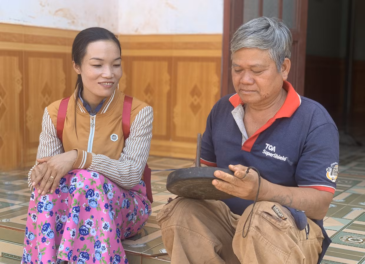 Ông Đinh Dốch đã có hơn 43 năm gắn bó với công việc chỉnh chiêng. Ảnh: baogialai.com.vn