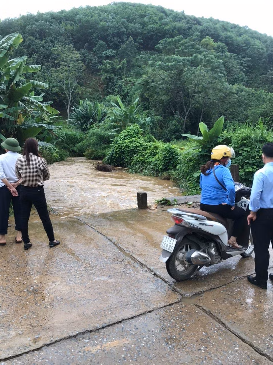 Yên Bái: Mưa to kèm dông lốc, một học sinh tử vong do lũ cuốn ảnh 1
