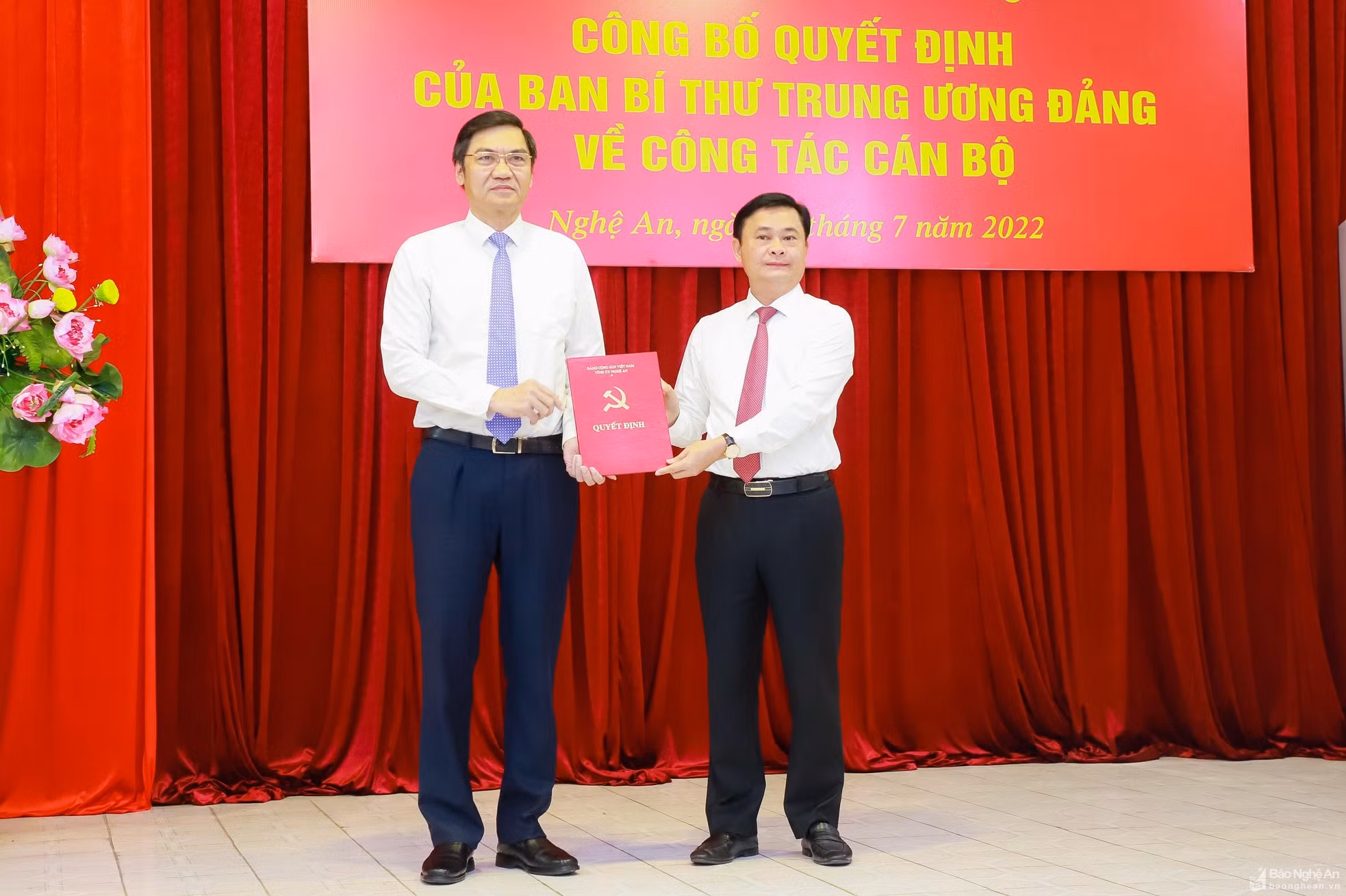 Công bố quyết định chuẩn y đồng chí Hoàng Nghĩa Hiếu giữ chức Phó Bí thư Tỉnh ủy Nghệ An ảnh 1