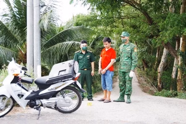 Bắt quả tang đối tượng vận chuyển trái phép gần 1 kg ma túy đá qua biên giới ảnh 2