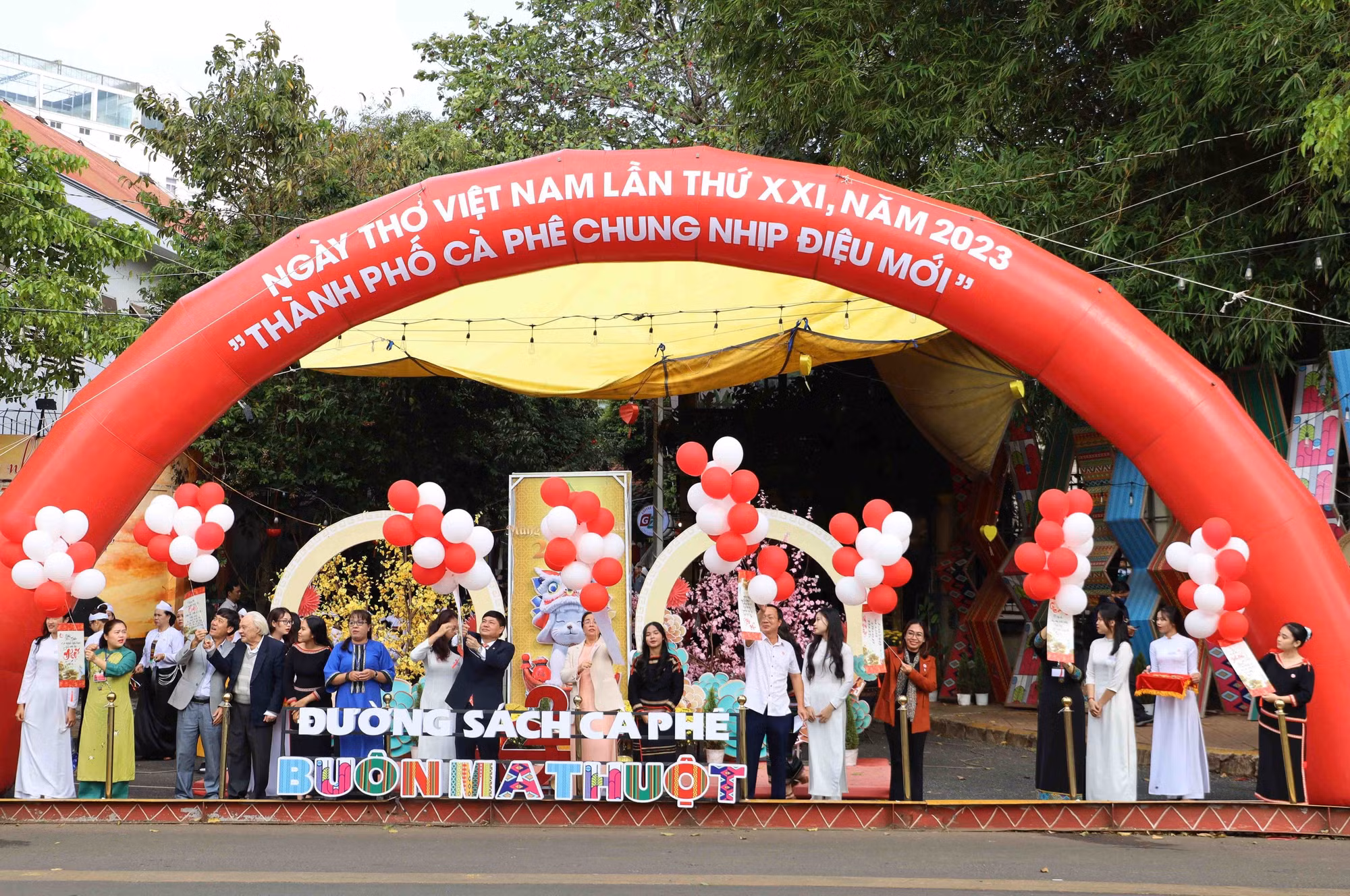 Ngày thơ Việt Nam: Sự hòa quyện giữa trình diễn thơ, âm nhạc, văn hóa các dân tộc Tây Nguyên ảnh 2