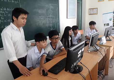 Thầy giáo Lê Thanh Liêm không ngừng sáng chế, nỗ lực đổi mới chương trình giáo dục phổ thông ảnh 1
