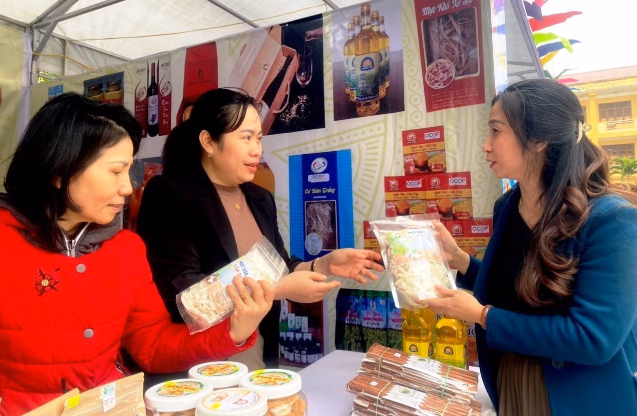 “Phiên chợ 0 đồng - Chia sẻ và yêu thương” đến với người dân có hoàn cảnh khó khăn ảnh 1