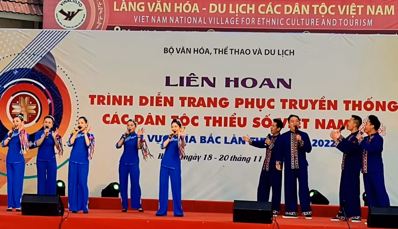 Lần đầu tiên trình diễn trang phục truyền thống các dân tộc thiểu số khu vực phía Bắc ảnh 2