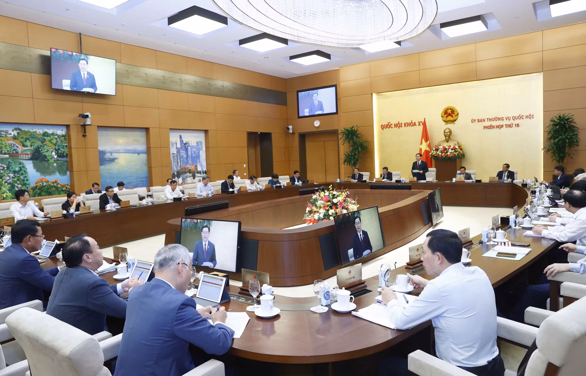 Khai mạc Phiên họp thứ 16 của Ủy ban Thường vụ Quốc hội ảnh 2