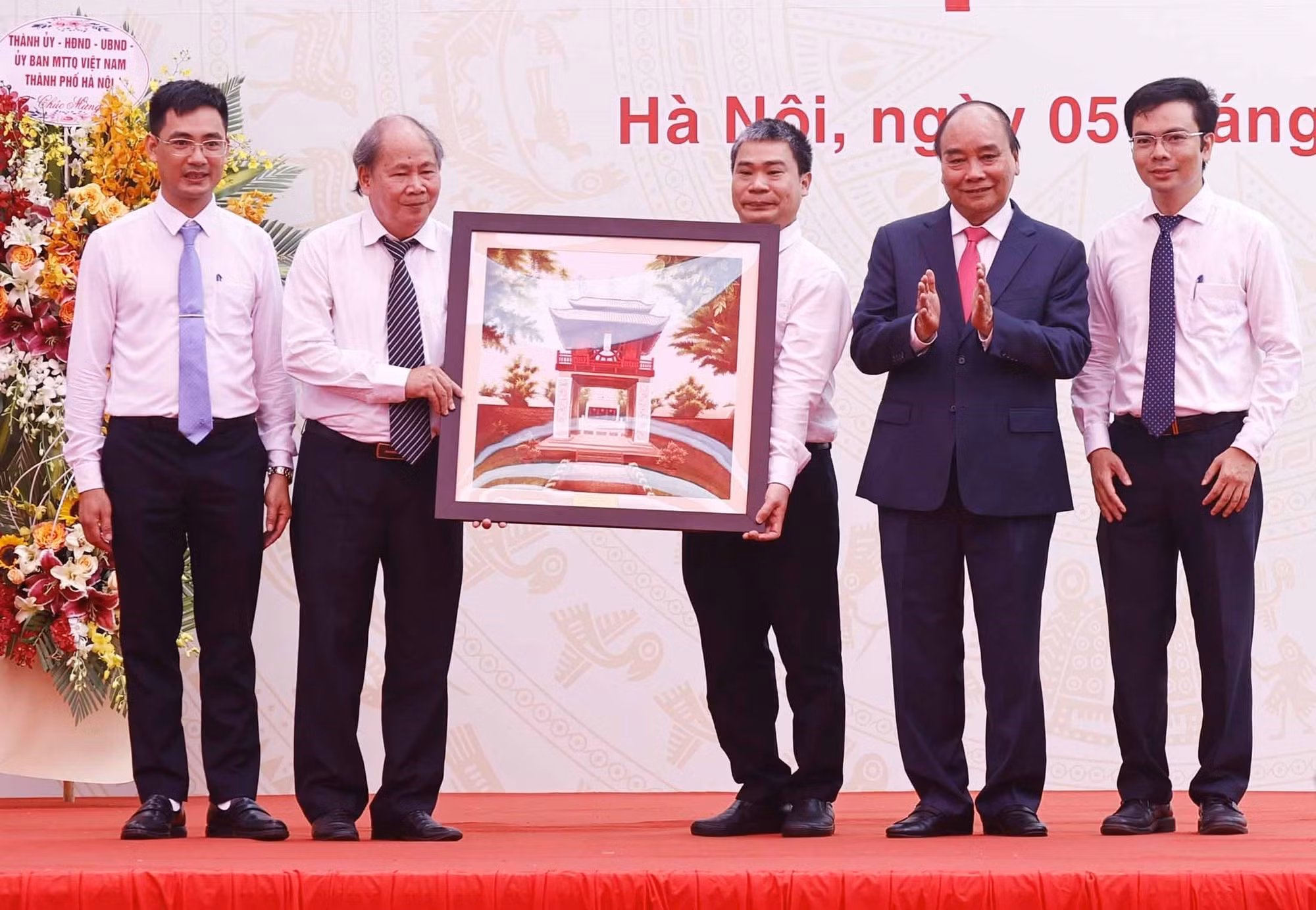 Chủ tịch nước Nguyễn Xuân Phúc dự Lễ khai giảng tại Trường Trung học Phổ thông Chuyên Khoa học Tự nhiên, Đại học Quốc gia Hà Nội ảnh 4