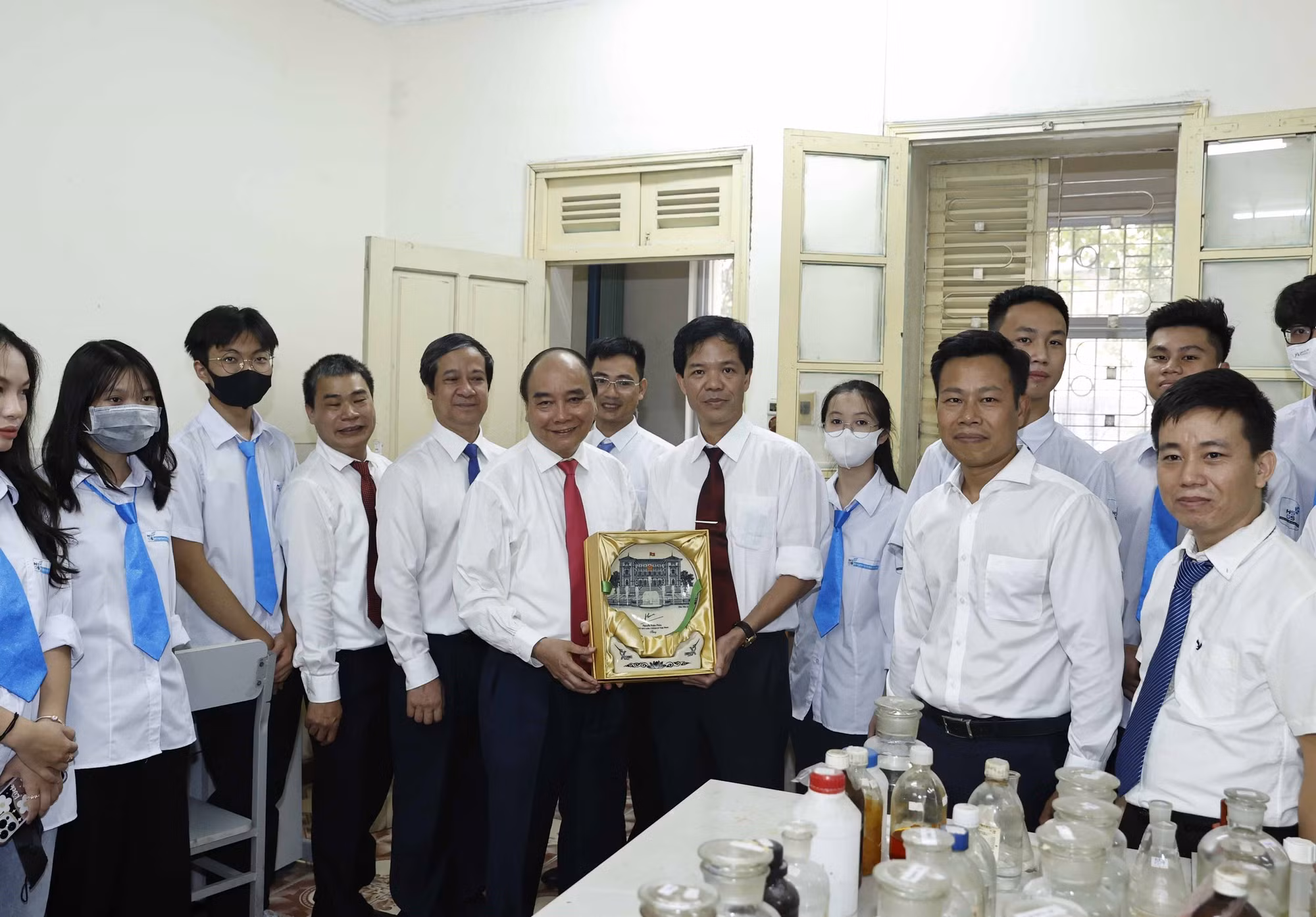 Chủ tịch nước Nguyễn Xuân Phúc dự Lễ khai giảng tại Trường Trung học Phổ thông Chuyên Khoa học Tự nhiên, Đại học Quốc gia Hà Nội ảnh 6