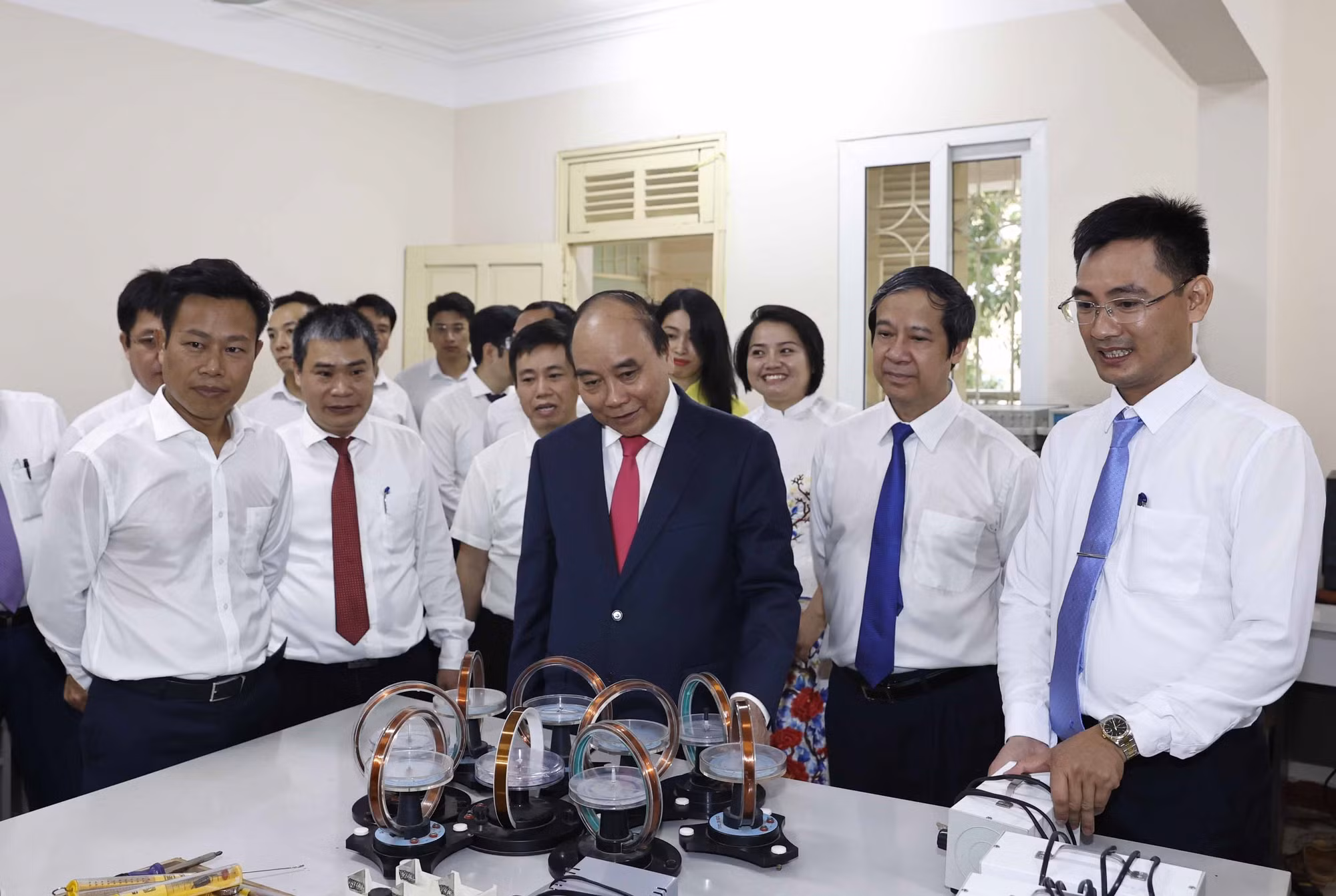 Chủ tịch nước Nguyễn Xuân Phúc dự Lễ khai giảng tại Trường Trung học Phổ thông Chuyên Khoa học Tự nhiên, Đại học Quốc gia Hà Nội ảnh 3