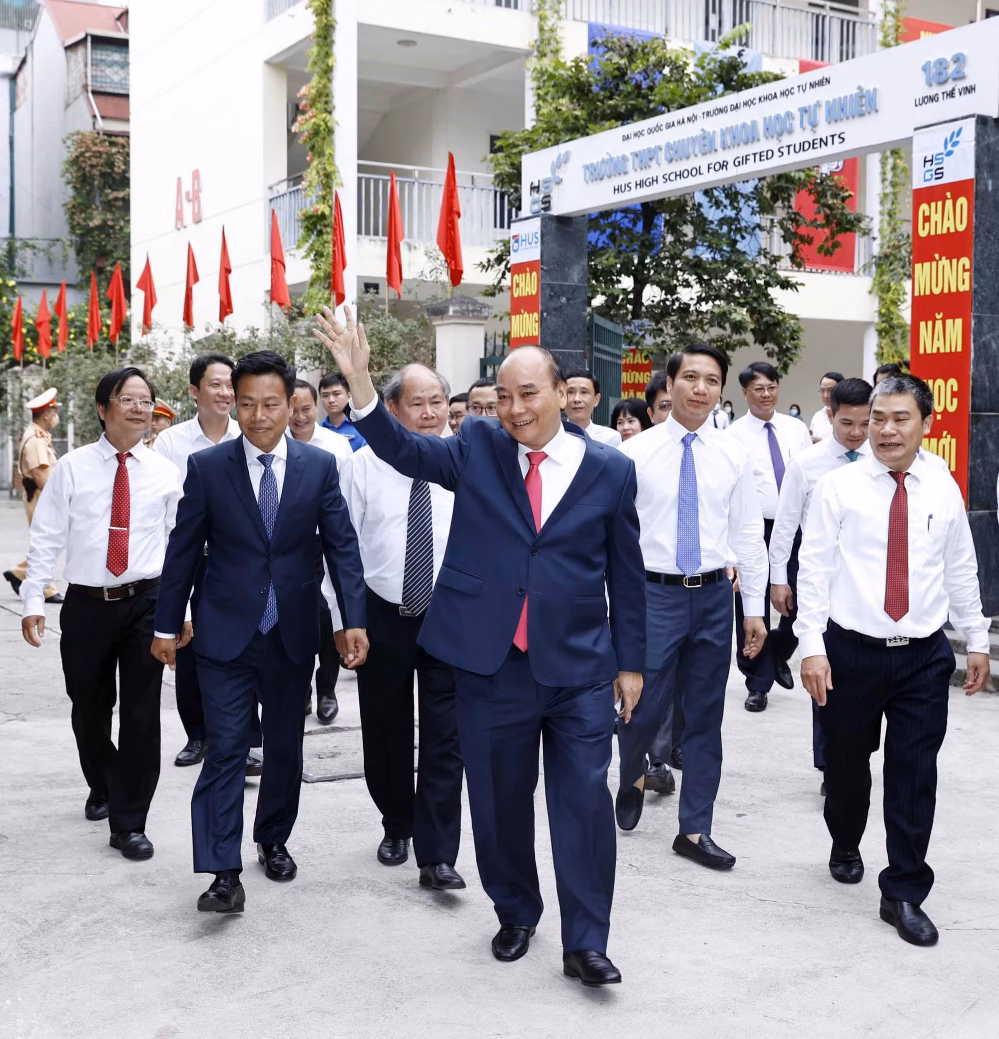 Chủ tịch nước Nguyễn Xuân Phúc dự Lễ khai giảng tại Trường Trung học Phổ thông Chuyên Khoa học Tự nhiên, Đại học Quốc gia Hà Nội ảnh 5