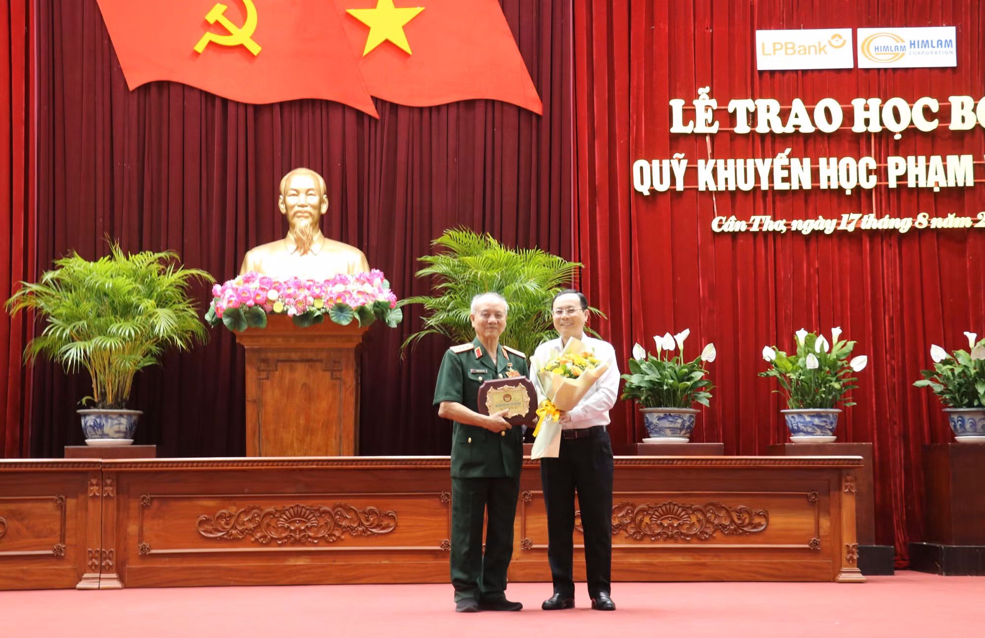 Trao học bổng khuyến học Phạm Văn Trà cho học sinh Cần Thơ ảnh 3