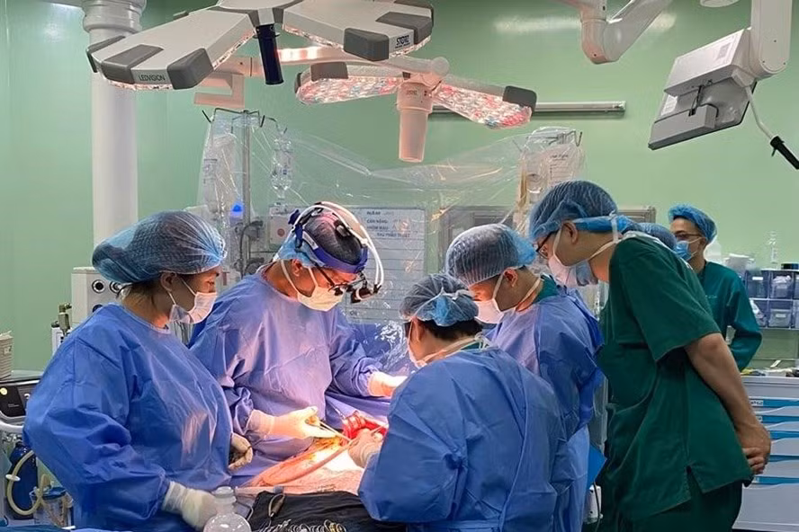 Lần đầu tiên thực hiện ghép gan cho trẻ ung thư gan giai đoạn cuối ảnh 1
