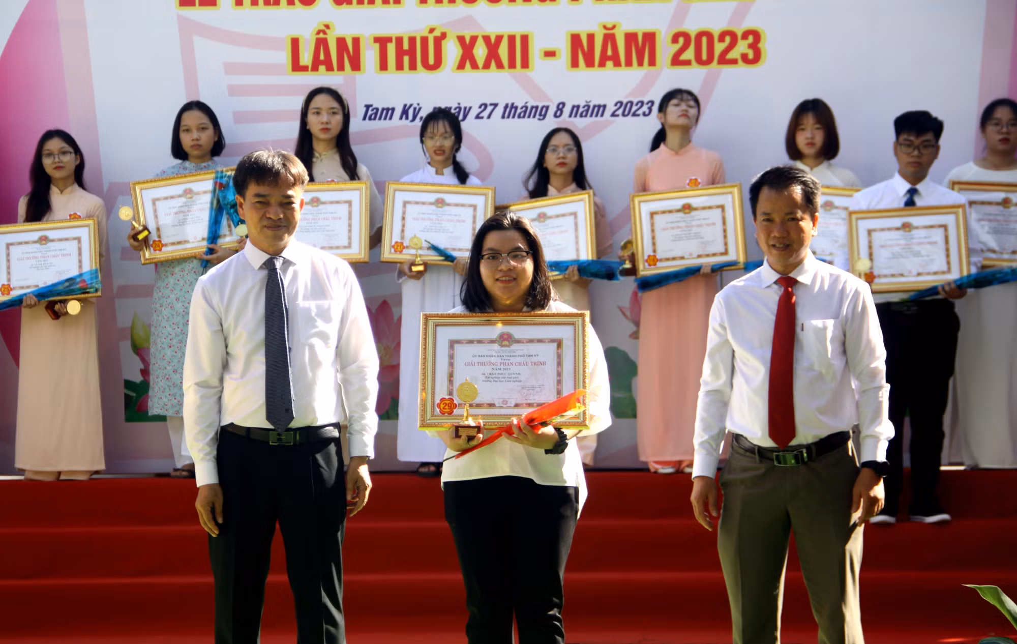 Quảng Nam: Trao học bổng hỗ trợ học sinh vượt khó học giỏi ảnh 1