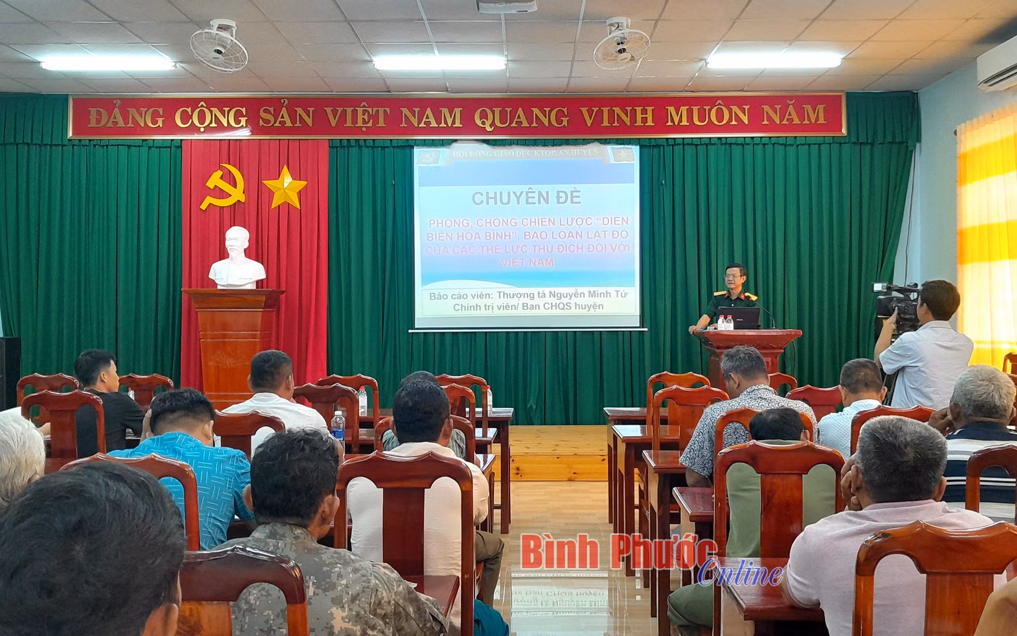Bồi dưỡng kiến thức quốc phòng, an ninh cho cư dân biên giới huyện Lộc Ninh ảnh 2