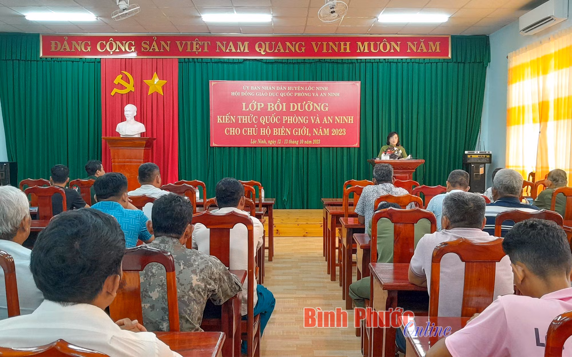 Bồi dưỡng kiến thức quốc phòng, an ninh cho cư dân biên giới huyện Lộc Ninh ảnh 1