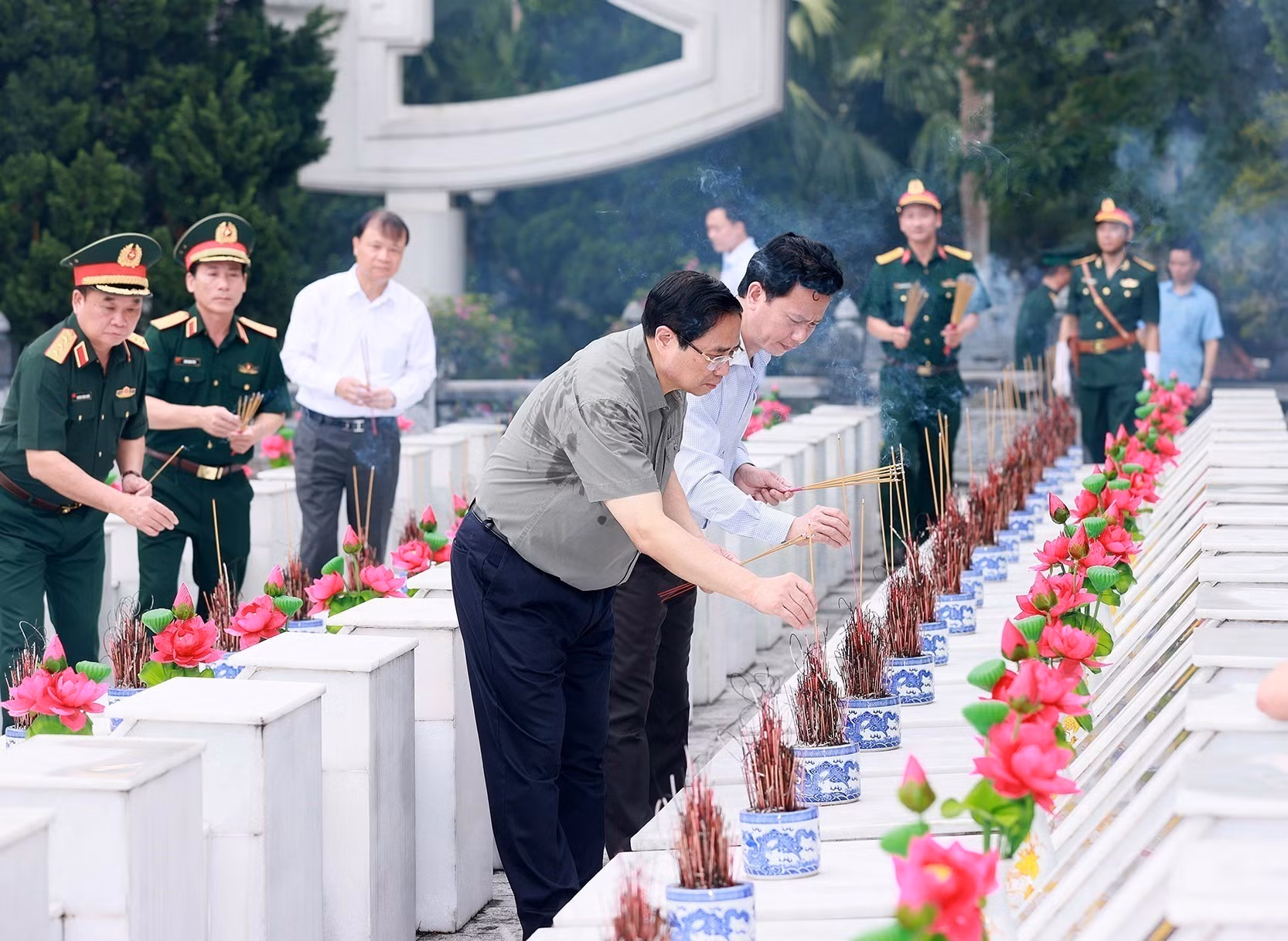 Thủ tướng Phạm Minh Chính dâng hương tưởng niệm các Anh hùng Liệt sĩ tại Nghĩa trang Liệt sĩ Vị Xuyên ảnh 1