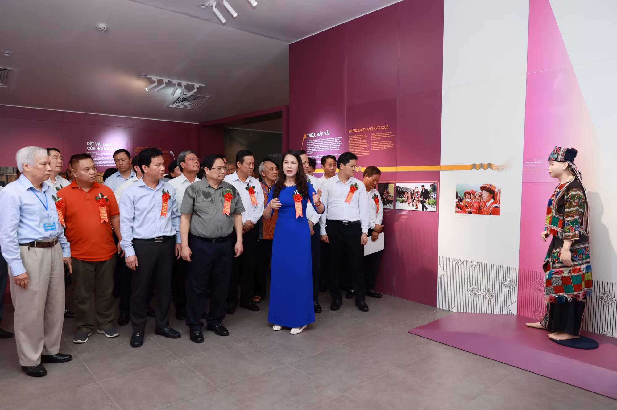 Thủ tướng Phạm Minh Chính dâng hương tưởng niệm các Anh hùng Liệt sĩ tại Nghĩa trang Liệt sĩ Vị Xuyên ảnh 8