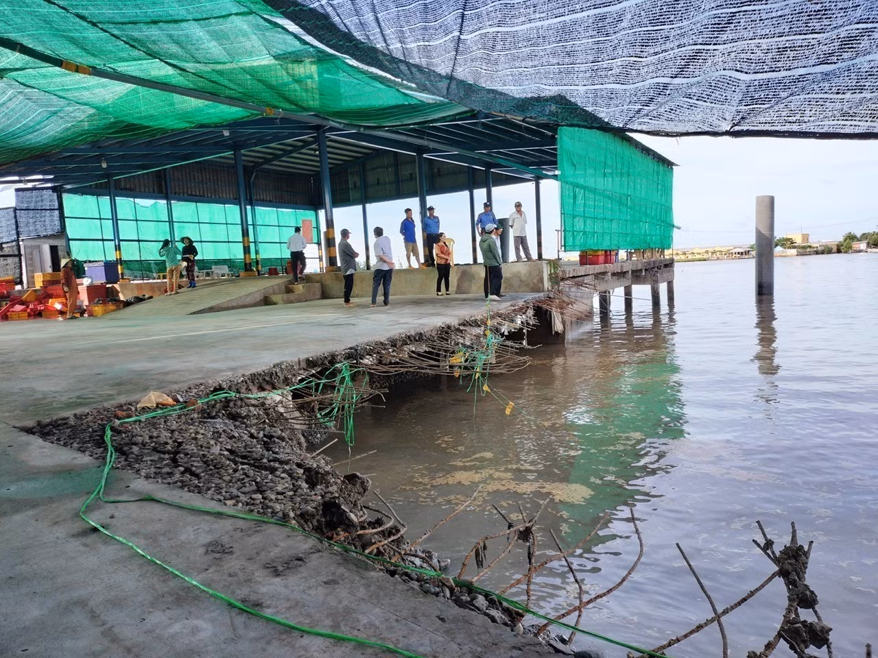 Sạt lở diễn biến phức tạp, ảnh hưởng đến đời sống, sản xuất ở Bạc Liêu ảnh 2