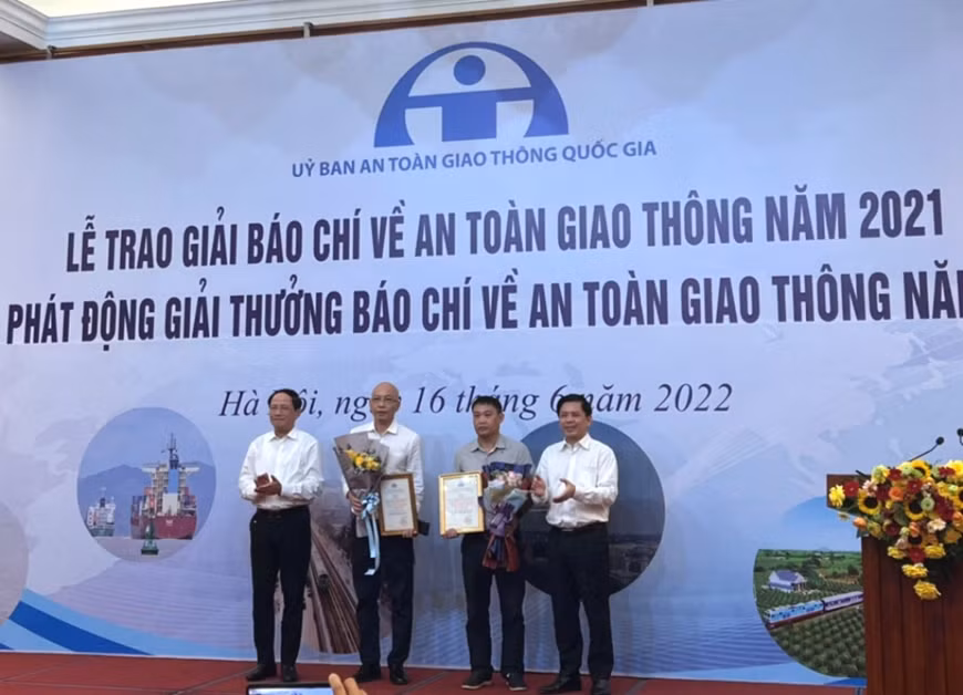 Trao giải báo chí về an toàn giao thông năm 2021 ảnh 1 Trao giải báo chí về an toàn giao thông năm 2021 ảnh 1