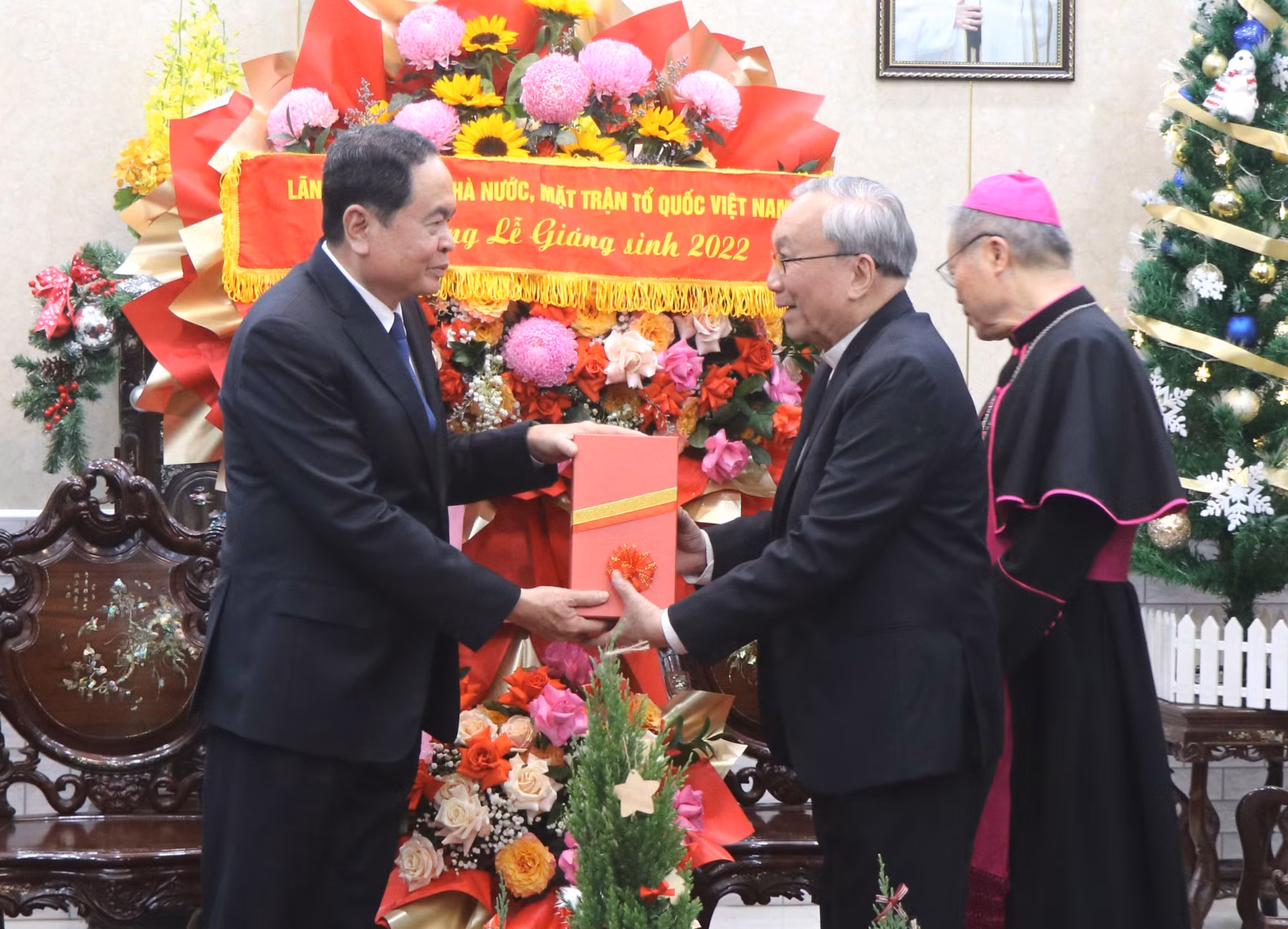 Giáng sinh 2022: Phó Chủ tịch Thường trực Quốc hội Trần Thanh Mẫn thăm, chúc mừng tại Huế ảnh 2
