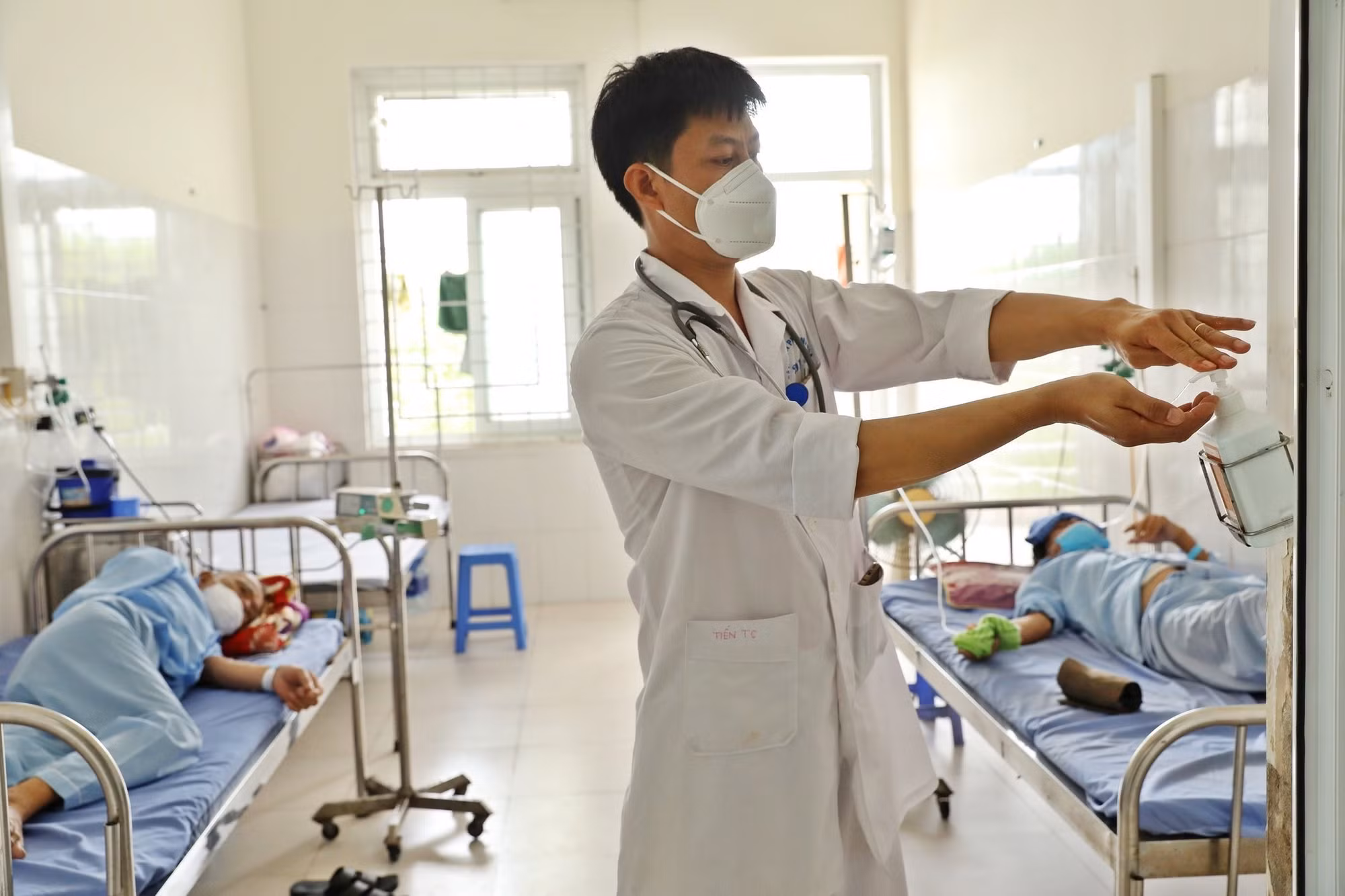 Cả nước có 514 ca COVID-19 mới; số ca nặng tăng nhẹ ảnh 1