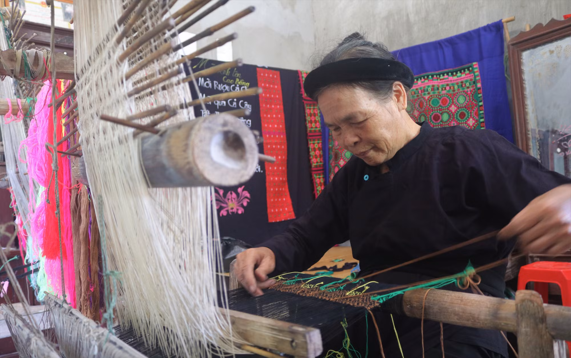 Cao Bằng gìn giữ, phát huy nghề dệt thổ cẩm của người Tày ảnh 2