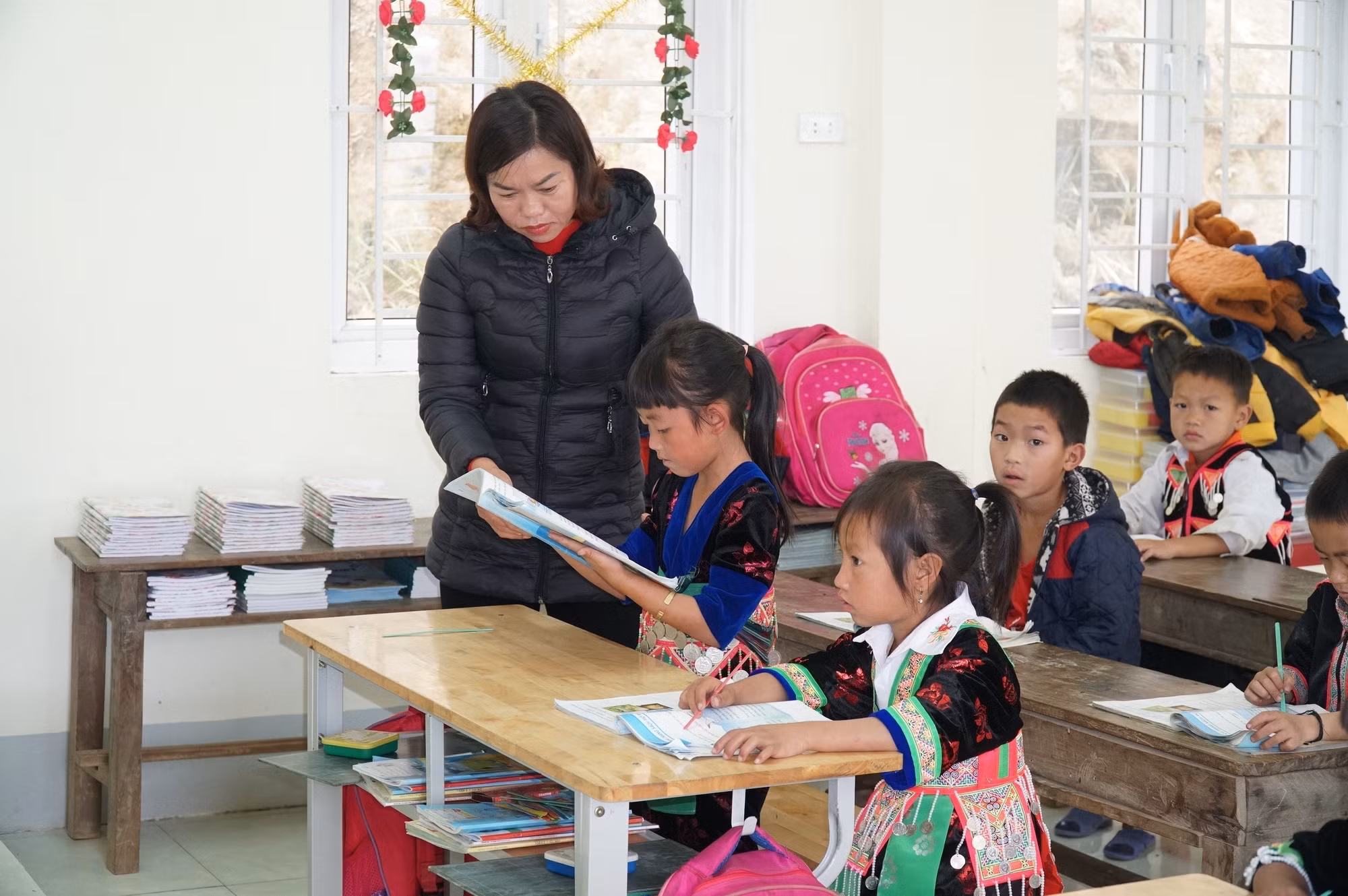 Ngày Nhà Giáo Việt Nam 20/11: Gửi gắm “tình riêng” để cắm bản ảnh 1