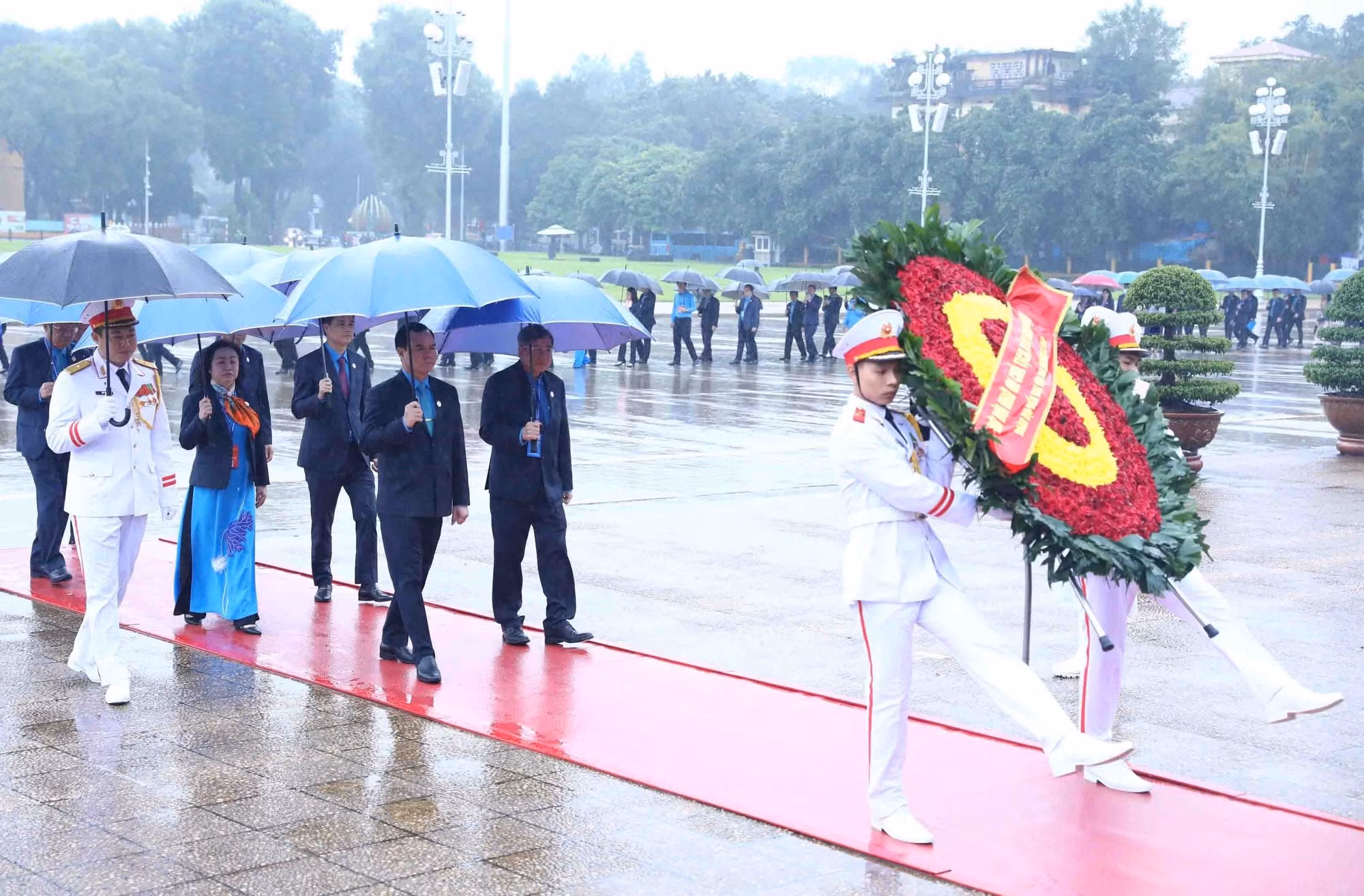 Ngày làm việc đầu tiên Đại hội XIII Công đoàn Việt Nam ảnh 2