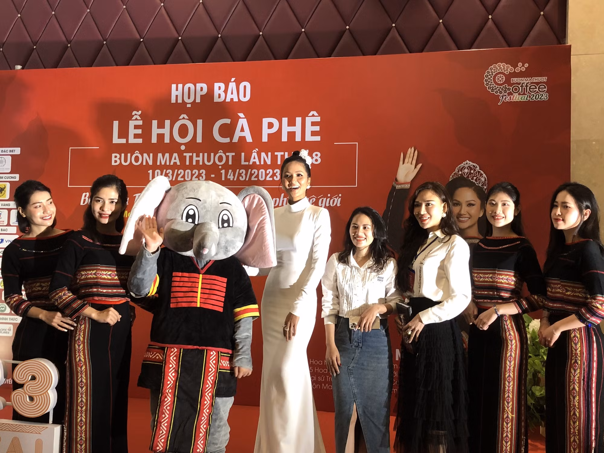 Nông dân thu hái cà phê phục vụ chế biến xuất khẩu. Ảnh: TTXVN phát 
