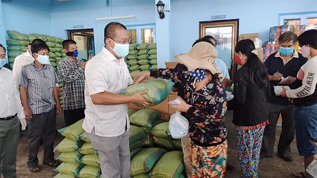 Trao quà hỗ trợ bà con gốc Việt tại Phnom Penh . Nguồn : nhandan.com.vn