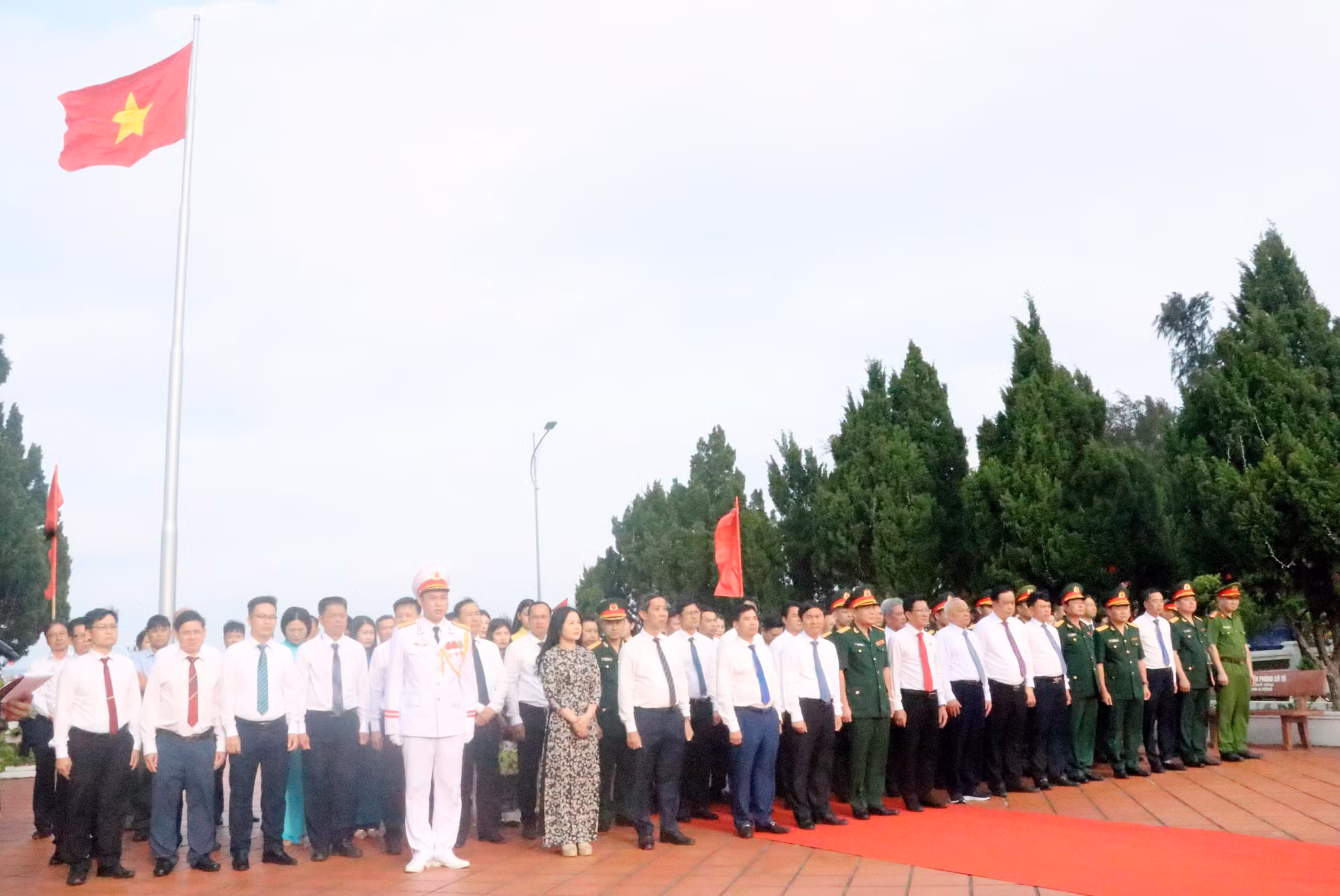Lễ thượng cờ Tổ quốc đảo Cô Tô nhân kỷ niệm ngày Bác Hồ ra thăm ảnh 5