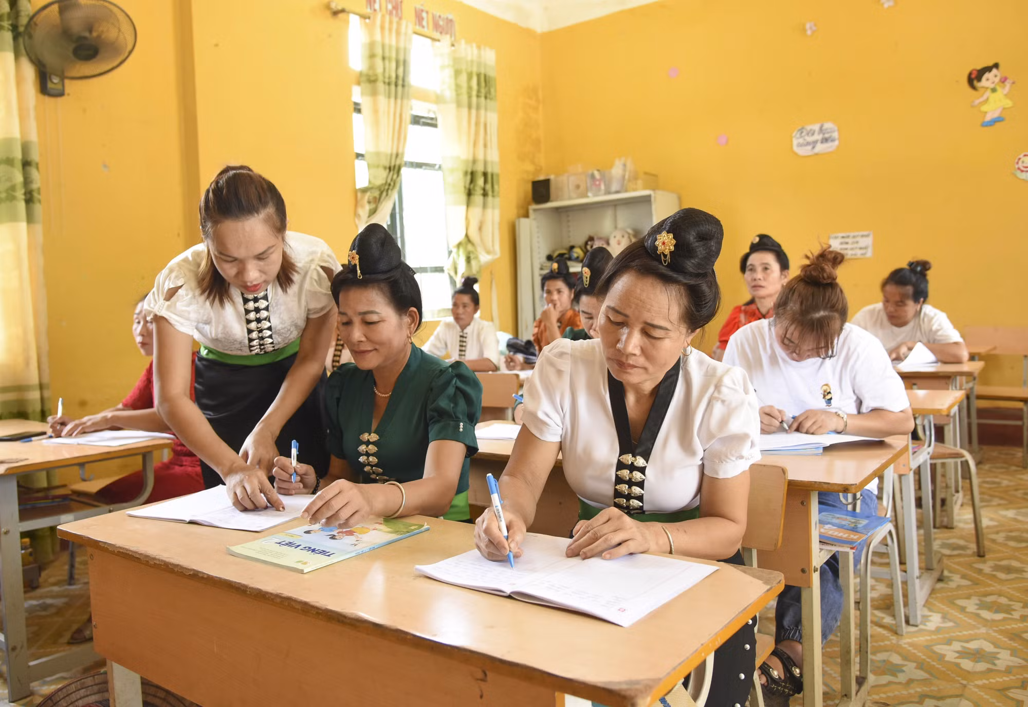 Xóa mù chữ, nâng cao trình độ dân trí cho người dân vùng cao, biên giới Điện Biên ảnh 1