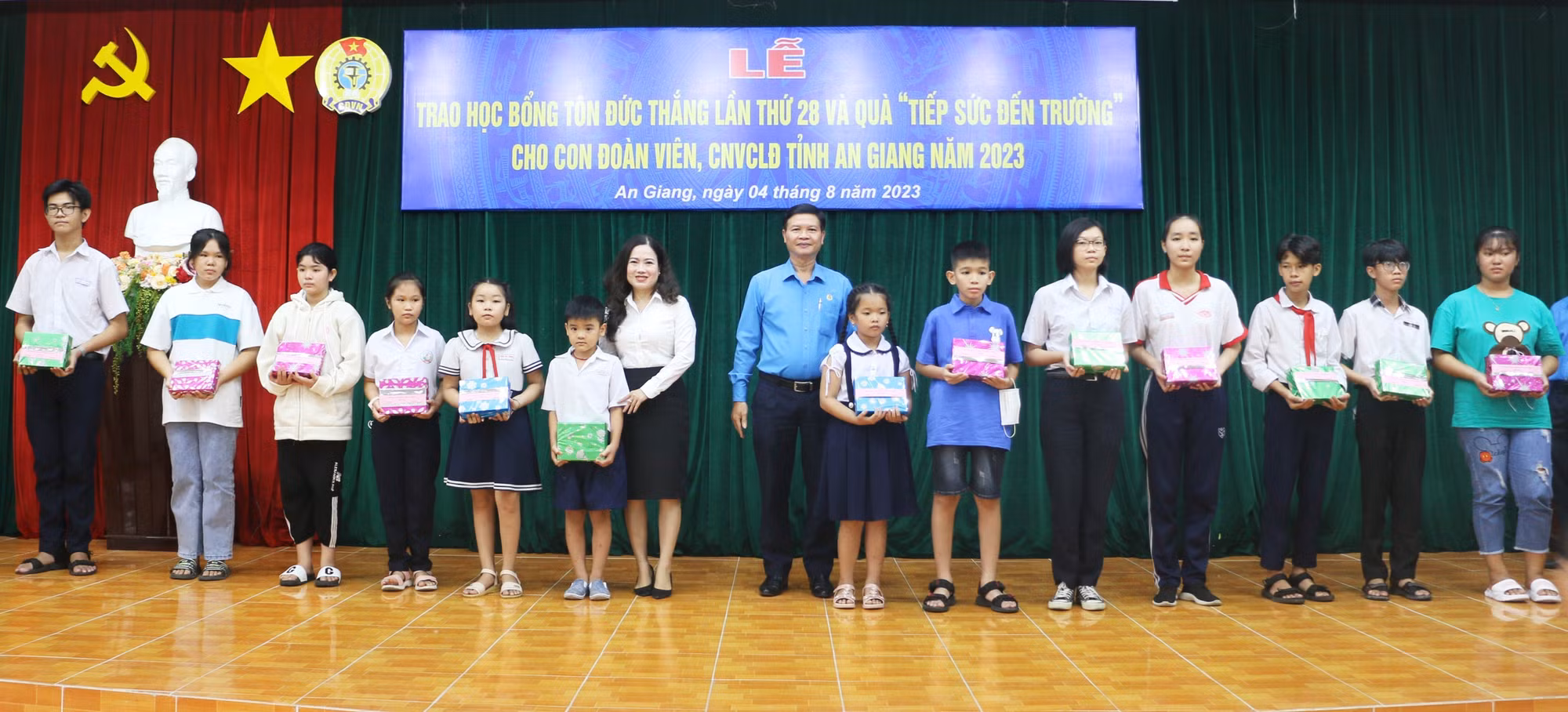 An Giang: Trao học bổng Tôn Đức Thắng tặng con người lao động vượt khó học giỏi ảnh 2