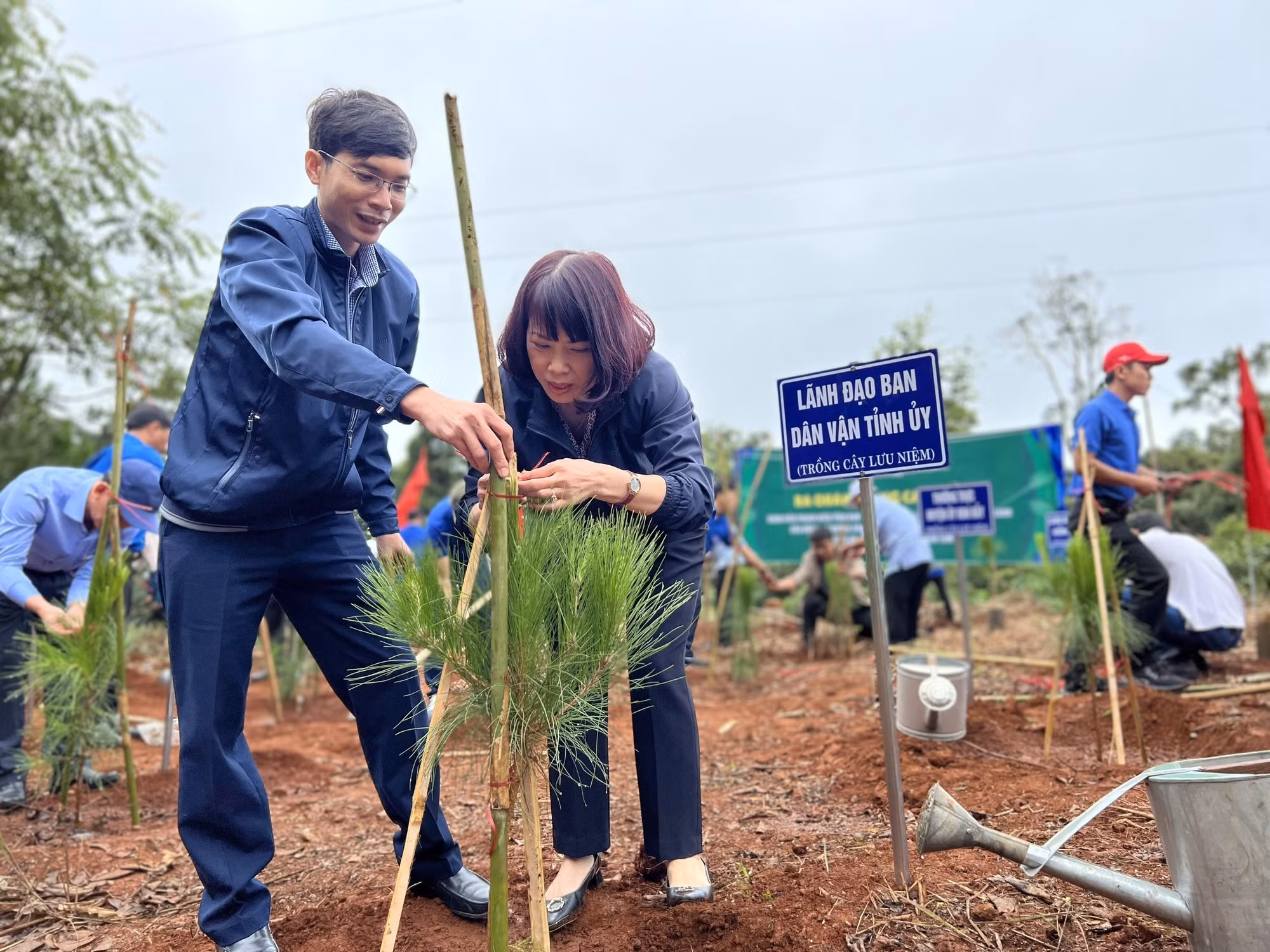 Tuổi trẻ Kon Tum ra quân trồng cây xanh tạo cảnh quan, bảo vệ môi trường sinh thái ảnh 4